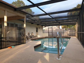 Comfortable home, heated salt-cell pool, 10 min to beach